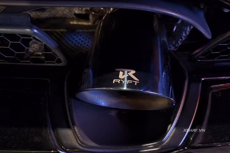 Về thiết kế, nhìn chung McLaren 720S Spider không có quá nhiều sự khác biệt so với phiên bản Coupe, ngoại trừ việc sở hữu phần mui xếp cứng có khả năng đóng mở trong vòng 11 giây và ở tốc độ dưới 50 km/h.