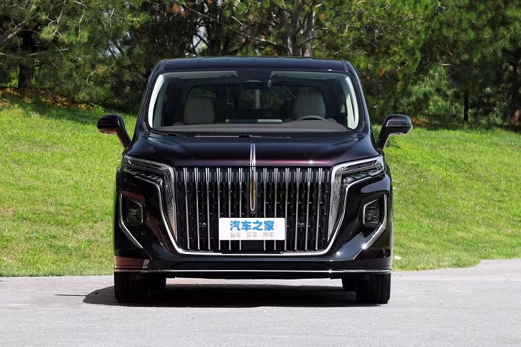 Tương tự phần lớn các mẫu MPV cỡ lớn tại Trung Quốc, Hồng Kỳ HQ9 2023 cũng được trang bị lưới tản nhiệt cỡ lớn trên đầu xe. Được thiết kế theo phong cách thác nước như xe Rolls-Royce, lưới tản nhiệt này đi kèm những nan mạ crôm nằm dọc sáng bóng và được bao quanh bằng đèn chờ dẫn đường.