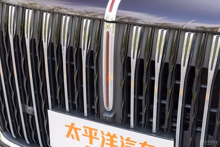 Nối liền với lưới tản nhiệt là đèn pha LED có thiết kế mượt mà, vuốt về phía sau. Trong khi đó, đèn sương mù LED của xe nằm bên dưới, ở hai góc cản trước và trang trí bằng nẹp mạ crôm bên cạnh. Là xe MPV cỡ lớn nên Hồng Kỳ HQ9 2023 đương nhiên được trang bị cửa trượt chỉnh điện bên sườn. Ngoài ra, xe còn có cửa sổ được bao quanh bằng nẹp mạ crôm, cả trên lẫn dưới.