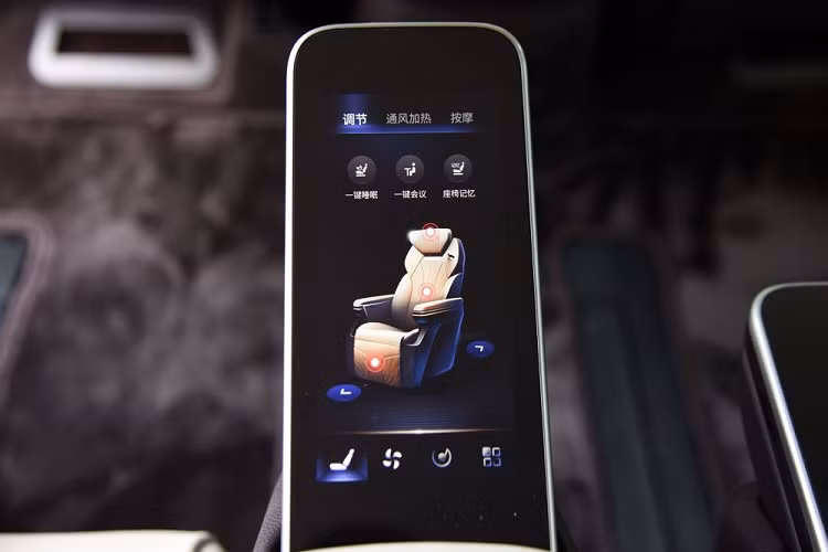 Nằm bên dưới nắp ca-pô của Hồng Kỳ HQ9 2023 là động cơ xăng 4 xi-lanh, tăng áp, dung tích 2.0L, sản sinh công suất tối đa 252 mã lực và mô-men xoắn cực đại 380 Nm. Động cơ kết hợp với hộp số tự động 8 cấp và hệ dẫn động cầu trước.