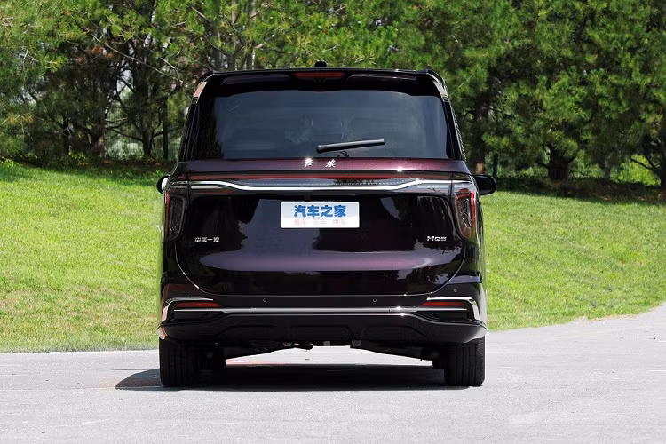 Hiện hãng Hồng Kỳ đã bắt đầu nhận cọc cho HQ9. Giá xe Hồng Kỳ HQ9 2023 được tạm tính là 400.000 Nhân dân tệ (khoảng 1,4 tỷ đồng).