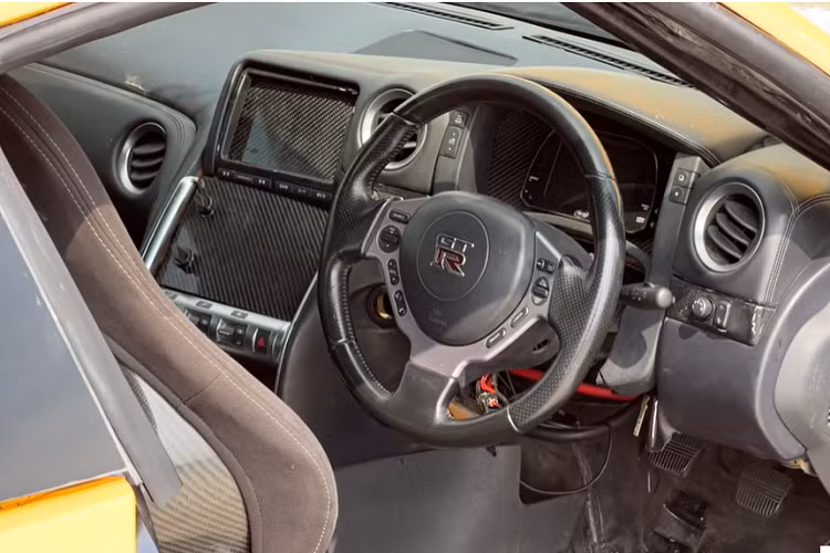 Vì được chế tạo dựa trên Cefiro nên nó không có hệ dẫn động AWD như xe thật, nhưng điều đó cũng đồng nghĩa là nó có khả năng drift tốt hơn nhiều so với xe thật, như Frank trình diễn ở cuối video.