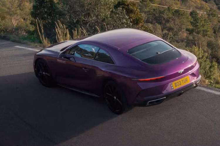Thương hiệu xe siêu sang Anh quốc sẽ sản xuất tổng cộng 18 chiếc Bentley Batur hoàn toàn mới và tất cả đều đã được bán hết dù giá bán ở mức gần 2 triệu Đô. Mỗi chiếc sẽ được “hợp tác thiết kế” với chủ sở hữu để có thể chọn ra màu sắc và độ hoàn thiện ở mọi chi tiết của Batur.