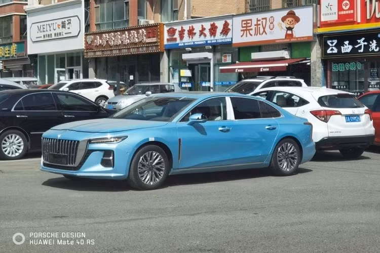 Cho đến thời gian gần đây, các mẫu xe của Hongqi đều được phát triển dựa trên các nền tảng thiết kế do các đối tác liên doanh của FAW cung cấp, bao gồm: Volkswagen-Audi, Mazda và Toyota. Về truyền động, Hongqi H5 2022 được trang bị 3 loại động cơ. Thứ nhất là động cơ xăng 4 xi-lanh, tăng áp, dung tích 1.5L, sản sinh công suất tối đa 166 mã lực. Thứ hai là động cơ xăng tăng áp, dung tích 2.0L, cho công suất tối đa 221 mã lực. Thứ ba là hệ truyền động hybrid với máy xăng tăng áp 1.5L và mô-tơ điện.