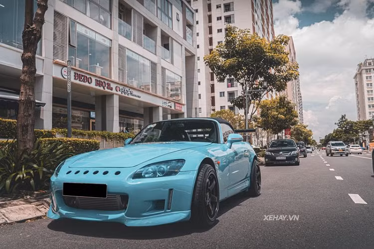 Trước đây, chiếc xe Honda S2000 huyền thoại tại Việt Nam này có màu đỏ và thuộc sở hữu của một garage độ xe. Đến hiện tại, nó đã thuộc về một tay chơi xe kín tiếng tại Sài Gòn.