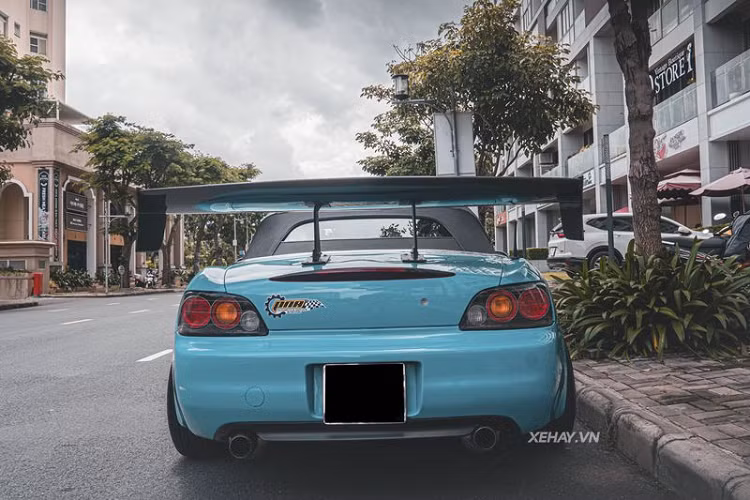 Honda S2000 sở hữu kích thước dài x rộng x cao lần lượt là 4.120 x 1.750 x 1.285 mm; chiều dài cơ sở 2.400 mm. Xe vốn có 2 tùy chọn động cơ là 2.0 lít và một phiên bản 2.2 lít, công suất cực đại tương ứng là 237 và 247 mã lực.