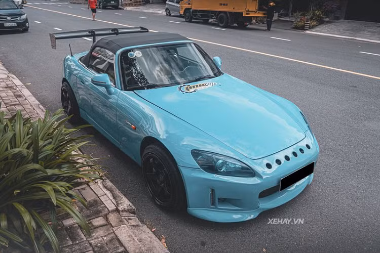 Là một trong 3 chiếc Honda S2000 tại Việt Nam, chiếc xe mui trần thể thao mang màu xanh dương của thương hiệu Nhật Bản tuy không phải là một siêu xe đắt tiền nhưng mỗi khi nó xuất hiện đều thu hút tất cả ánh nhìn của mọi người.