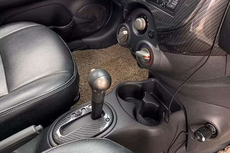 Động cơ trang bị trên Nissan March là loại 1,2 lít I4 (4 xi-lanh thẳng hàng) có công suất 76 mã lực tại vòng tua 6.000 vòng/phút, mô-men xoắn cực đại 104 Nm tại 4.000 vòng/phút. Động cơ nhỏ kết hợp với hộp số tự động vô cấp CVT trên Nissan March khá tương đồng với cấu hình xe đô thị cỡ A ngày nay như Mitsubishi Mirage hay Suzuki Swift.