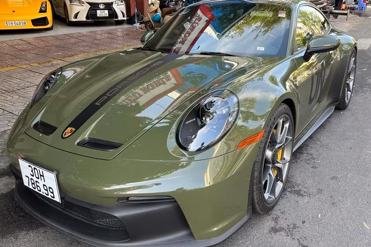 Ông Đặng Lê Nguyên Vũ đã mua cả 2 chiếc xe Porsche 911 GT3 thế hệ mới cả bản số tự động và số sàn. Mới đây, chiếc xe đua đường phố Porsche 911 GT3 992 bản số sàn của đại gia ngành cà phê chính thức lộ diện. Như vậy, đây đã là xe Porsche 911 GT3 thứ 5 lộ ảnh xuất hiện ở Việt Nam và tất nhiên là chiếc đầu tiên được trang bị số sàn. 