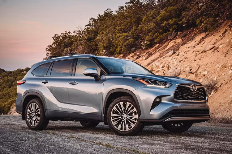  9. Toyota Highlander 2021 có thể nói là một năm thành công của hãng Toyota nói chung và dòng SUV cỡ lớn Highlander nói riêng. Trong năm 2021 vừa qua, Toyota đã vươn lên thành hãng bán nhiều xe nhất cho người Mỹ, lần đầu tiên vượt qua đối thủ General Motors sau 90 năm. Góp một phần vào thành công này là Toyota Highlander, mang về 264.128 khách hàng, tăng 24,4%. Đồng thời, Toyota Highlander cũng đã vượt qua đối thủ nội địa Ford Explorer.