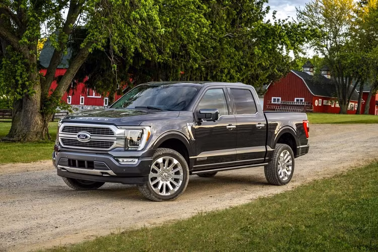  1. Ford F-Series Như truyền thống trong suốt hơn 40 năm qua, Ford F-Series tiếp tục là dòng xe bán chạy nhất tại thị trường Mỹ. Trong năm 2021 vừa qua, hãng Ford đã bán được 726.004 chiếc F-Series cho người Mỹ, giảm đến 7,8%.