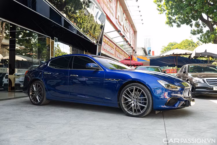 Ngay trung tâm chiếc Maserati Ghibli GranSport đã qua sử dụng này là bộ lưới tản nhiệt màu đen với các thanh dọc mạ chrome chạy song song đẹp mắt. Cụm đèn pha trước dạng Full-LED Adaptive Matrix có hệ thống chiếu sáng thích ứng phía trước (AFS) kết hợp cùng đèn LED sáng ban ngày sắc sảo.