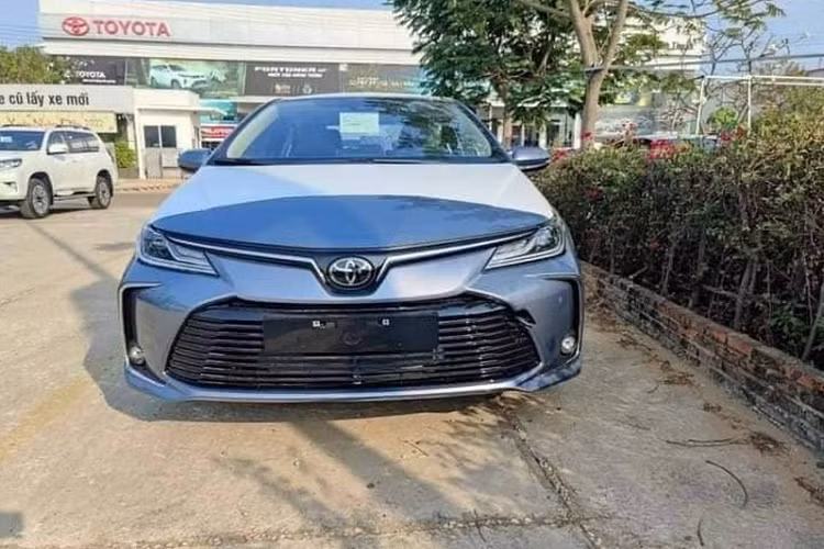 Xe đã chính thức ra mắt thị trường Việt Nam với 3 phiên bản: 1.8G, 1.8V và 1.8HEV, mức giá xe Toyota Corolla Altis 2022 tương ứng cho các phiên bản từ 719 - 765 - 860 triệu đồng.