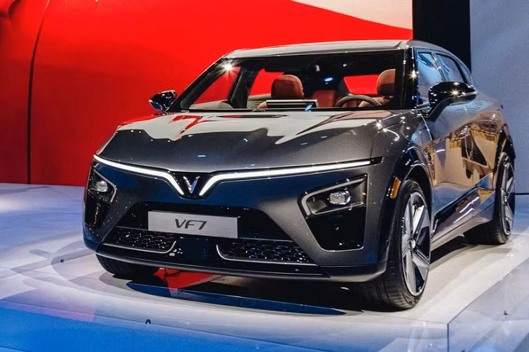 Giữa rất nhiều xe mới ra mắt tại triển lãm ôtô Los Angeles 2022 là 2 mẫu SUV cỡ nhỏ của VinFast. Thương hiệu xe điện Vinfast Việt Nam đang giới thiệu VF6 và VF7 cùng với VF8 và VF9 sở hữu 3 hàng ghế lớn hơn, cả hai đều đã ra mắt tại Mỹ vào năm ngoái.