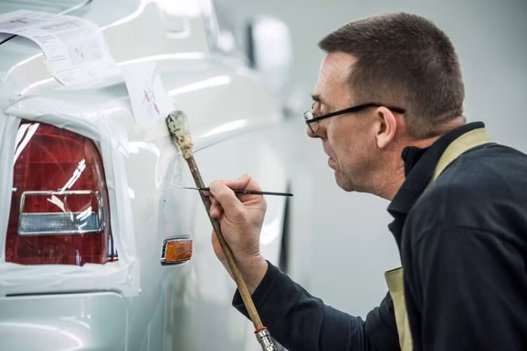 Điểm đặc biệt làm nên thương hiệu của những chiếc xe nhà Rolls-Royce đó là các chi tiết vẽ tay (coachline) được thực hiện bởi duy nhất một người - họa sĩ Mark Court. Mark Court là họa sĩ ký hiệu có đôi bàn tay đã vẽ các đường sọc, đường kẻ trang trí dọc thân xe, một trong những chi tiết đặc trưng nổi bật nhất trên tất cả các xe Rolls-Royce kể từ khi thương hiệu này mở nhà máy Goodwood tại Anh vào năm 2003.