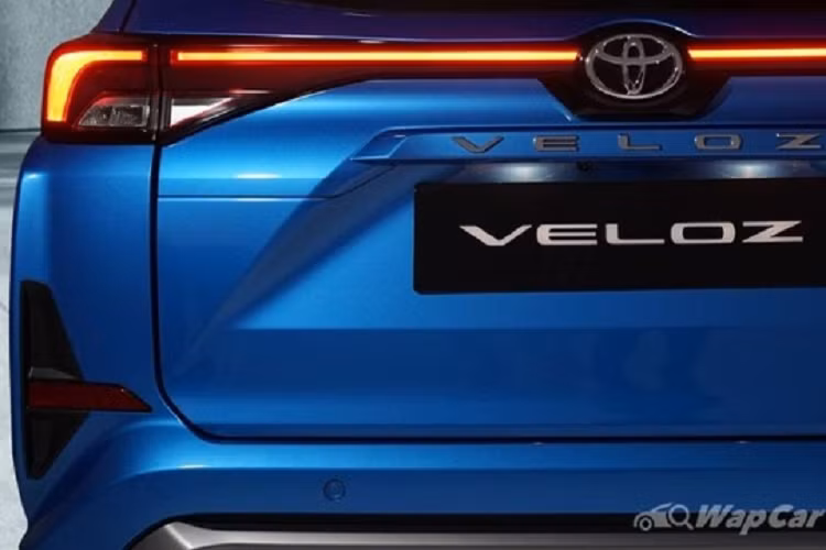 Được biết, tại Malaysia, Toyota Veloz mới sẽ hoàn toàn thay thế Toyota Avanza (được coi như bản thấp hơn của Veloz). Veloz sẽ được chế tạo cùng "chị em song sinh" Perodua Alza tại nhà máy Rawang của Perodua.