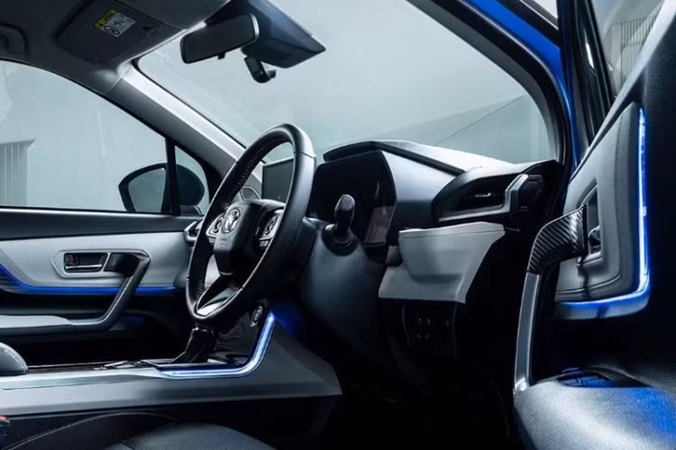 Mới đây, hãng xe Nhật Bản đã công bố một bức ảnh nội thất của Toyota Veloz 2023 mới, cho thấy mẫu MPV mới sẽ có ghế bọc da kết hợp vải, vô lăng bọc da, màn hình thông tin giải trí 9 inch và hệ thống đèn chiếu sáng xung quanh màu xanh dương.