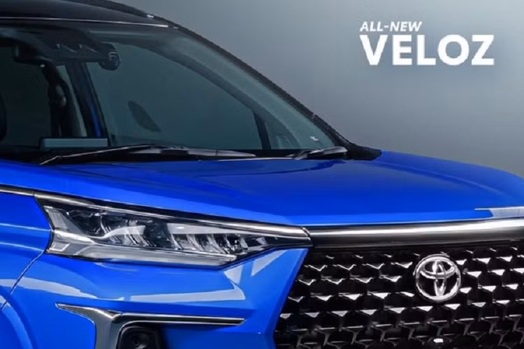 Các tính năng nổi bật trên Veloz 2022 bao gồm Apple CarPlay và Android Auto không dây, cùng bộ hệ thống hỗ trợ lái Toyota Safety Sense (TSS) bao gồm Kiểm soát hành trình thích ứng và phanh khẩn cấp tự động.