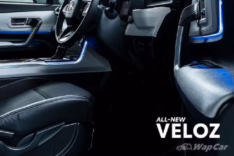 Ngoài ra, khoang nội thất của Toyota Veloz 2023 có vẻ còn được trang trí thêm bằng các chi tiết ốp vân sợi carbon, cụ thể là ở các tay nắm cửa, điều đó giúp tổng thể nội thất trông thể thao và cao cấp hơn.
