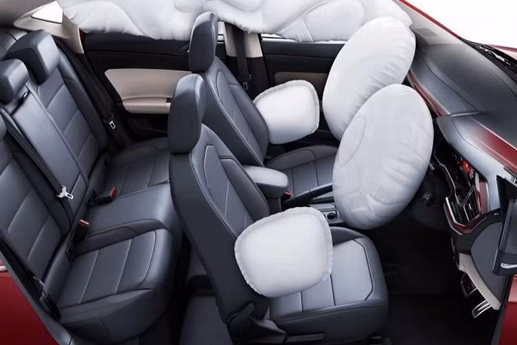 Những trang bị đáng chú ý khác của mẫu sedan cỡ B này gồm có bảng đồng hồ kỹ thuật số với màn hình 8 inch, sạc điện thoại thông minh không dây, hệ thống âm thanh 8 loa, điều hòa tự động, ghế trước thông hơi, cửa sổ trời, 5 tựa đầu có thể chỉnh được và hệ thống đèn viền nội thất. Bên cạnh đó là những trang bị an toàn khá cơ bản như 6 túi khí, hệ thống cân bằng điện tử và hỗ trợ khởi hành ngang dốc.