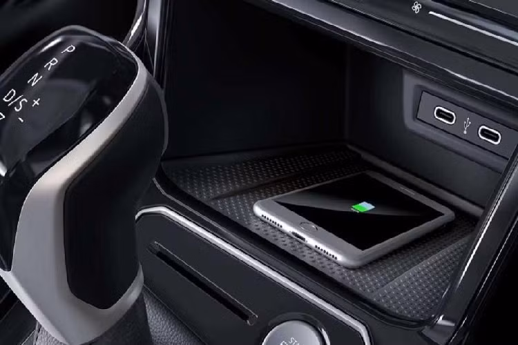 Đằng sau, Volkswagen Virtus 2022 được trang bị cụm đèn hậu tách rời với nhau và có tạo hình đuôi mũi tên bên trong. Tem chữ nổi "Virtus" không nằm ngay dưới logo của hãng Volkswagen như xu hướng hiện nay mà được đặt khá sâu trên nắp cốp sau. Bên dưới nắp cốp của xe là khoang hành lý có thể tích 521 lít.
