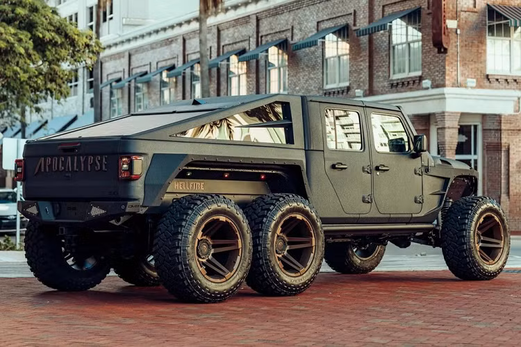 Bên trong khoang lái xe Apocalypse HellFire 6x6 được tháo toàn bộ ra và lắp đồ chơi mới bao gồm da cao cấp, màn hình giải trí lớn, đồng hồ hay vô lăng đều được trang bị lại. Chính vì điều này khiến 1 chiếc xe quái vật 6 bánh như Apocalypse HellFire 6x6 rời khỏi xưởng độ có giá thành không rẻ, từ 3,5 tỷ đồng đến 5 tỷ đồng, tùy thuộc vào đồ chơi của khách chọn.
