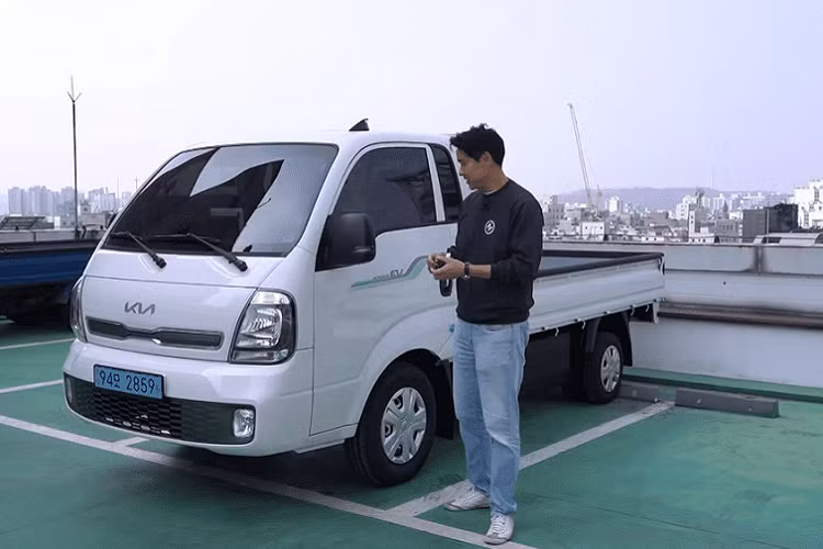 Xe bán tải chạy điện là một phân khúc đang phát triển nhanh chóng với các mẫu xe đáng chú ý như Rivian R1T, Ford F-150 Lightning, GMC Hummer EV, và nhiều hơn nữa. Tại thị trường nội địa Hàn Quốc, phân khúc này cũng đang trở nên sôi động hơn, và minh chứng là mẫu Kia Bongo 3 EV 2022 mới ra mắt.