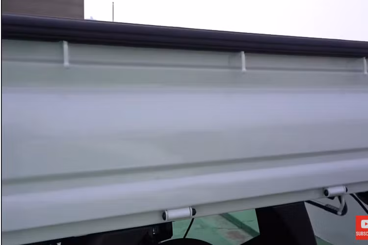 Nó là một chiếc xe bán tải thương mại cỡ nhỏ có thùng gấp hai bên và sức chở hàng hóa 1 tấn. Để biết mẫu xe điện này có gì hay, chúng ta hãy cùng theo dõi video từ kênh YouTube “Asian Petrolhead”. Kia Bongo 3 EV chạy điện được trang bị một mô tơ điện tạo ra công suất 181 mã lực và 395 Nm mô-men xoắn cực đại.