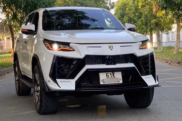 Mặt khác, chiếc Toyota Fortuner cũng được thay mới hệ thống chiếu sáng với đèn pha và đèn hậu LED theo phong cách xe Lexus. Được biết, bộ bodykit này có giá khoảng 70 triệu đồng. Tuy nhiên, chủ chiếc Fortuner trong bài sẽ mất nhiều tiền hơn vì xe còn được trang bị bộ mâm đúc cỡ lớn và lốp có gai off-road hầm hố.