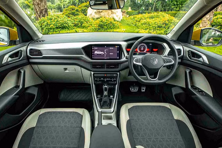 Ở bên trong, Volkswagen T-Cross mang nét thiết kế thuần SUV tương tự ngoại thất với vị trí ghế cao cùng tầm nhìn khá rộng, đi kèm hệ thống thông gió ở hàng ghế trước.