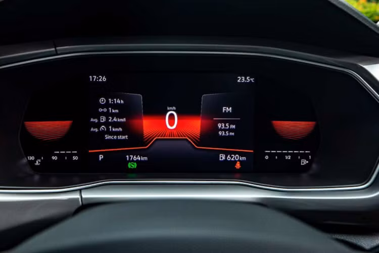 Một số trang bị đáng chú ý có thể kể đến trên chiếc SUV hạng B bao gồm màn hình dạng cảm ứng kích thước 10,25 inch, hỗ trợ Apple CarPlay và Android Auto không dây, cụm đồng hồ kỹ thuật số 8 inch, sạc không dây, ga tự động và cửa sổ trời. 