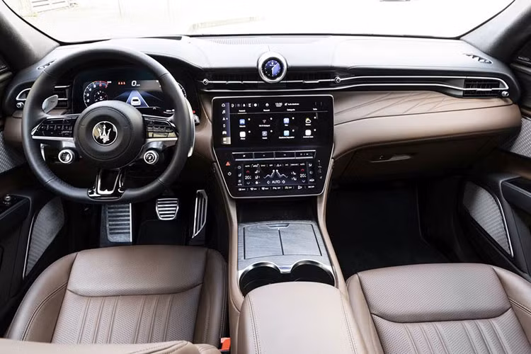 Maserati Grecale 2022 là sản phẩm có sự cân bằng giữa phong cách thể thao và sang trọng khá giống với “đàn anh” Levante, nhưng có kích thước nhỏ hơn. Xe sở hữu các thông số Dài x Rộng x Cao lần lượt là 4.859 x 1.979 x 1.659 mm, và chiều dài cơ sở 2.901 mm.