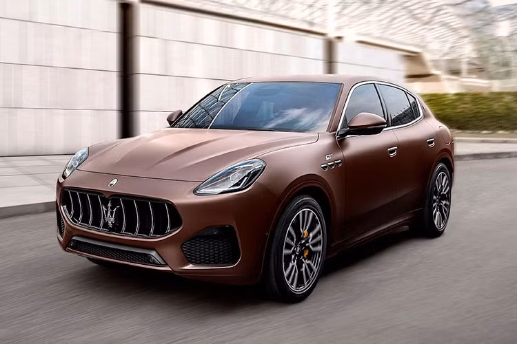 Theo nguồn tin rò rỉ, giá xe Maserati Grecale Trofeo 2022 tại Việt Nam dự kiến từ 7-8 tỷ đồng. Với mức giá này, Maserati Grecale Trofeo 2022 sẽ "cạnh tranh" cùng các mẫu xe thuộc phân khúc SUV hạng sang như Lexus LX600, Range Rover 2022 hay Mercedes-Maybach GLS480.