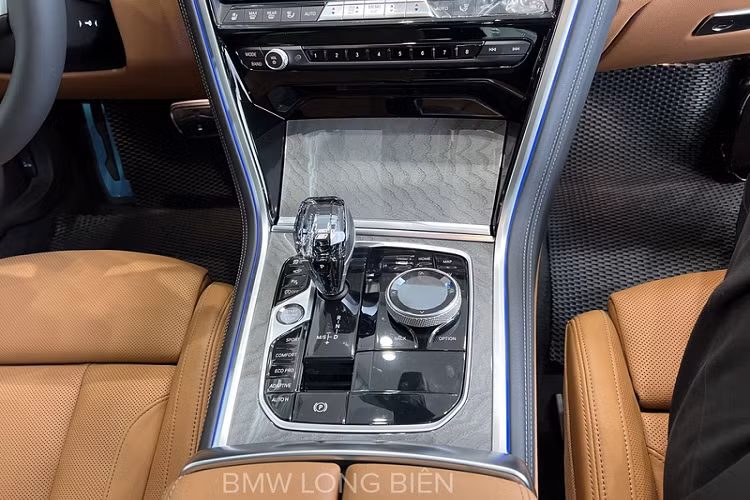 Cụm đồng hồ kỹ thuật số 12,3 inch, màn hình trung tâm 10,25 inch hỗ trợ Apple CarPlay không dây kết hợp âm thanh Harman Kardon, điều hoà tự động 4 vùng, hàng ghế sau chỉ gồm 2 ghế riêng biệt, cửa sổ trời cỡ lớn...