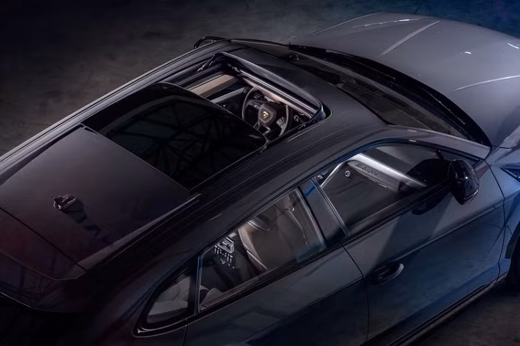 Ngoài ra, mẫu xe Urus S còn có thêm tùy chọn dành cho mái che bằng sợi carbon tôn vinh tinh thần tốc độ, công nghệ cao trong thiết kế. Urus S được cung cấp bộ mâm tiêu chuẩn có kết cấu khá giống với đời trước là 21 inch. Ngoài ra, khách hàng có thể tùy chọn mâm 22 inch hoặc 23 inch.