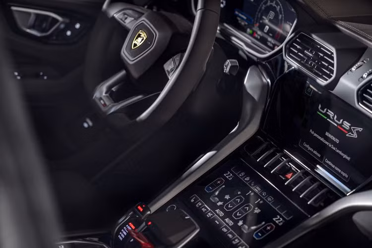 Khả năng kết nối trong Urus S bao gồm chức năng định vị dẫn đường được kết nối, các tính năng bảo mật và một số dịch vụ điều khiển trong xe. Các dịch vụ này cũng có thể được quản lý thông qua khả năng kết nối tích hợp điện thoại thông minh, với sự cải tiến của điều khiển đồng hồ thông minh bao gồm chức năng chìa khóa xe ảo.