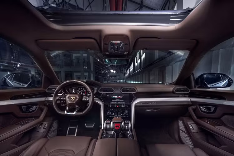 Ngoài ra, thiết kế và trang bị trong nội thất của chiếc SUV này không khác nhiều so với đời trước như: vô lăng ba chấu đậm chất thể thao, tích hợp nhiều nút bấm, các cửa gió điều hòa, đồng hồ kỹ thuật số, màn hình nằm ẩn bên trong táp-lô…