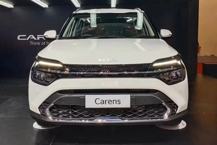 Trước đó, một số nhân viên bán hàng dự kiến mức giá bán của xe Kia Carens thế hệ mới sẽ từ 750 triệu đến 850 triệu đồng cho 5 tùy chọn phiên bản. Nếu con số này là giá bán chính thức của Carens 2022, mẫu MPV của Kia sẽ có bất lợi về giá bán trong cuộc đua với các đối thủ khác.