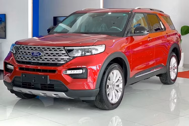  Ford Explorer 2022 thế hệ mới đã bắt đầu “lên kệ” tại các đại lý của Ford trên toàn quốc làm xe trưng bày cho khách xem xe và giao cho các khách hàng đặt mua trước đó. Vì số lượng Ford Explorer 2022 mới về mỗi đại lý có hạn và đang khan hàng, để nhận xe sớm khách hàng phải chi thêm khoảng 300 triệu đồng vào tiền phụ kiện.