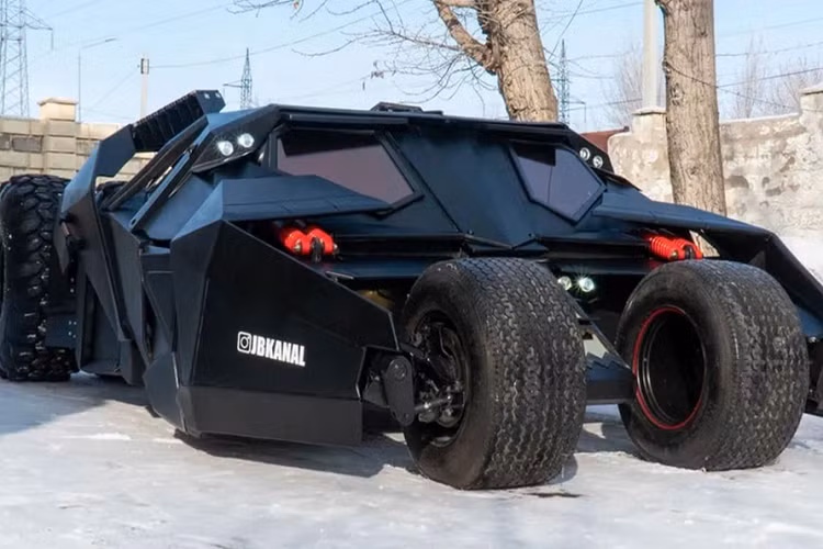 Chiếc Xe Dơi Tumbler được giới thiệu lần đầu tiên trong “Batman Begins” năm 2005 là một trong những phiên bản dễ nhận biết nhất của Batmobile trên màn bạc, và cũng đã trở thành một trong những phiên bản phổ biến nhất để mô phỏng đối với những người mê độ xe. Một bản sao như vậy hiện đang được chào bán trên internet.