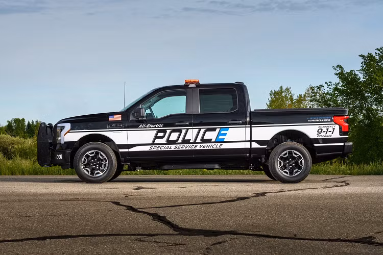 Chiếc xe Ford F-150 Lightning Pro chạy điện vẫn giữ nguyên thiết kế SuperCrew 4 cửa cùng kích thước 5.911 x 2.032 x 1.989 mm. F-150 Lightning Pro có khoảng sáng gầm lên đến 213 mm.