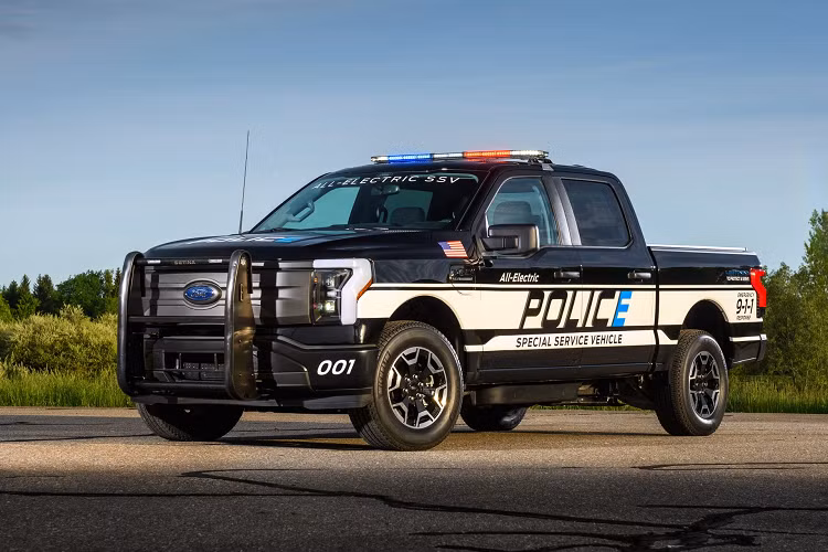  Ford F-150 Lightning Pro SSV 2022 là mẫu xe mới nhất được cung cấp cho lực lượng cảnh sát Mỹ. Mẫu bán tải điện sẽ thực hiện nhiệm vụ đặc biệt (Special Service Vehicle - SSV) hay vì mục đích truy đuổi tội phạm.