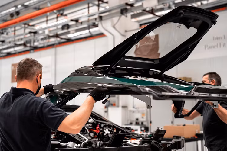 Automobili Pininfarina ban đầu có kế hoạch ra mắt Battista vào năm 2020. Tuy nhiên, do sự chậm trễ trong sản xuất, nhà phát triển hypercar đã không công bố phiên bản sản xuất cho đến Tuần lễ xe hơi Monterey vào mùa hè năm 2021. Công ty đã mở rộng sự hiện diện bán lẻ trên toàn cầu và dự kiến sản xuất trong năm nay.