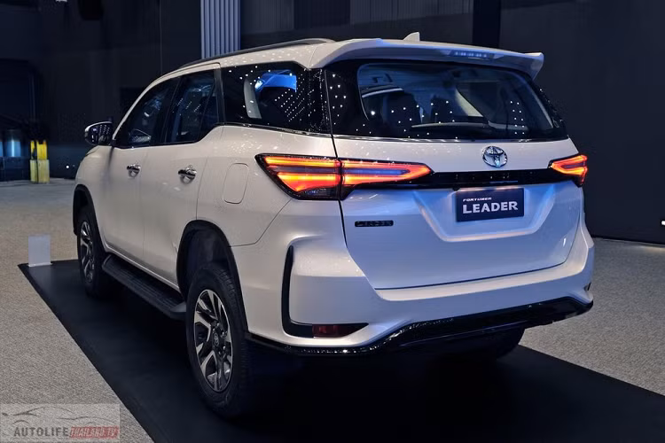 Khi mua mẫu xe này, khách hàng Thái Lan có thể chọn 1 trong 3 bản trang bị là G 6AT 4×2, V 6AT 4×2 và V 6AT 4×4. Giá xe Toyota Fortuner phiên bản Leader mới dao động từ 1,371 - 1,56 triệu Baht (khoảng 888 triệu đến 1,01 tỷ đồng). So với phiên bản cũ, xe tăng giá 20.000 Baht (13 triệu đồng).