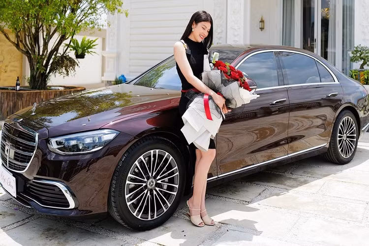Dòng xe Mercedes-Benz GLC 200 có giá 1,8 tỷ đồng cho bản tiêu chuẩn và riêng phiên bản Mercedes-Benz GLC 200 4Matic có giá lên đến 2,1 tỷ đồng. Đây cũng là chiếc xe Mercedes-Benz rẻ nhất được "ngọc nữ bolero" sở hữu.
