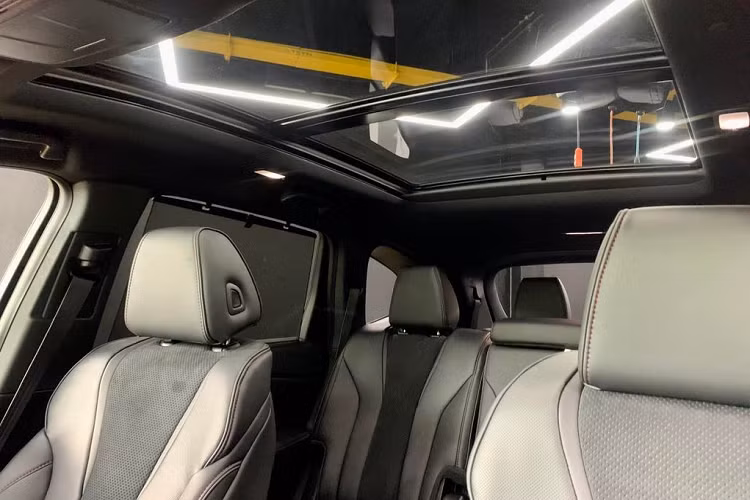 So với các biến thể khác, MDX A-Spec có điểm khác biệt nằm ở màu sơn ngoại thất bạc Metallic và màu xám-đen trong nội thất. Tiếp đến là các đường viền màu đen ở ngoại thất thay cho mạ crôm thông thường, nhằm tăng thêm vẻ thể thao cho chiếc SUV hạng sang. Gương chiếu hậu màu đen và bộ mâm 20 inch 5 chấu kép màu xám là trang bị mặc định.