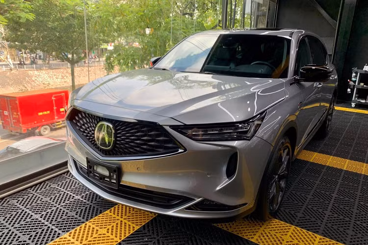 Acura MDX được hãng xe Nhật Bản định vị nằm ở phân khúc SUV hạng sang, cạnh tranh trực tiếp với các mẫu xe như BMW X5, Lexus RX, Mercedes-Benz GLE. Những năm gần đây, Acura MDX không còn được nhập về Việt Nam nữa. Do đó sự xuất hiện của chiếc Acura MDX A-Spec 2022 mới về Việt Nam này được xem là hàng hiếm.