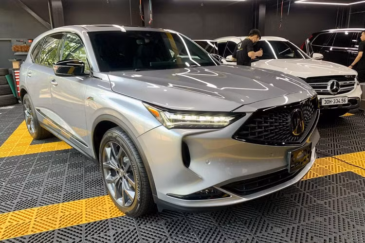 Acura MDX A-Spec 2022 được phát triển trên nền tảng mới với chiều dài 5.039 mm, rộng 1.999 mm, chiều cao hơn 1.704 mm và chiều dài cơ sở 2.890 mm. Số đo này so với đời cũ dài hơn 56 mm, rộng hơn 25 mm, trục cơ sở lớn hơn 71 mm. Nhờ đó, không gian trong xe cũng rộng rãi hơn.