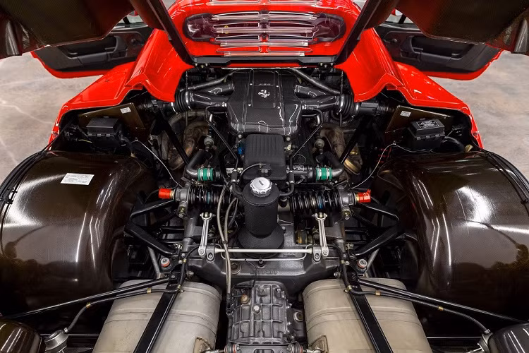Chiếc F50 chuẩn bị được RM Sotheby’s đấu giá vào tháng sau tại Miami, Mỹ, được sơn màu đỏ Rosso Corsa đặc trưng của thương hiệu Ferrari. Có đến 87% những chiếc Ferrari F50 dùng màu sơn ngoại thất này. Trong khi đó, nội thất của xe được bọc bằng chất liệu màu đen Nero phối đỏ tương phản.