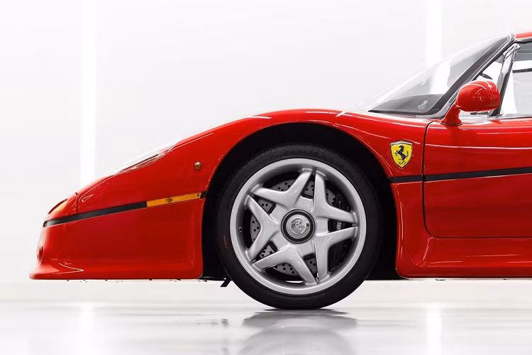 Nhờ được chăm sóc cẩn thận nên chiếc Ferrari F50 này ở trong tình trạng rất tốt. Thậm chí, xe còn đi kèm bộ hành lý nguyên bản, được thiết kế dành riêng cho "siêu ngựa" này. "Trái tim" của Ferrari F50 là khối động cơ xăng V12, hút khí tự nhiên, dung tích 4.7L mạnh mẽ, bắt nguồn từ xe đua Công thức 1. Động cơ này tạo ra công suất tối đa lên đến 513 mã lực và mô-men xoắn cực đại 471 Nm.